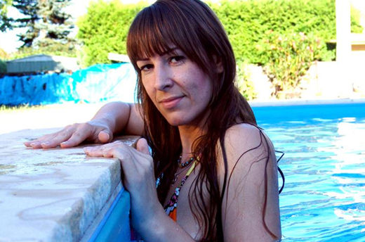 brünettes livesex girl zeigt sich im privaten pool
